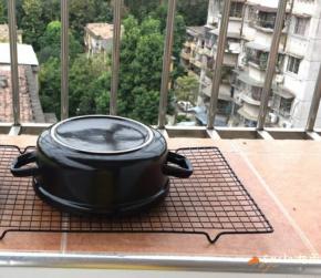 新砂锅用拧干的湿毛巾擦干净，倒扣过来放在干燥、通风的地方（锅口也要通风），晾干备用