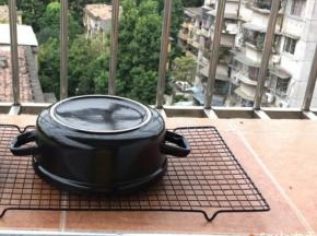 新砂锅用拧干的湿毛巾擦干净，倒扣过来放在干燥、通风的地方（锅口也要通风），晾干备用