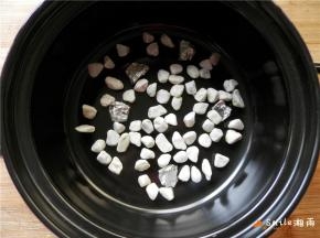 小石头放在砂锅底部（1cm左右大小的石子最好）