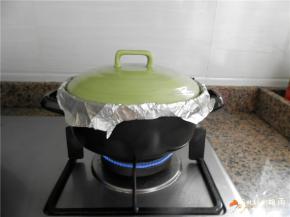 盖上锅盖，中火烤40分钟左右，期间每隔15分钟左右开盖将红薯翻一次面。