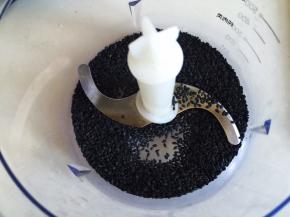 黑芝麻放入料理机中打碎