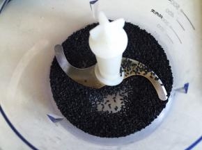 黑芝麻放入料理机中打碎