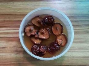 香菇提前用清水浸泡