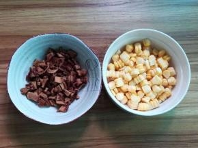 玉米剥粒；泡好香菇切小块