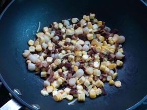 起个油锅，把香菇、干贝和玉米爆炒片刻