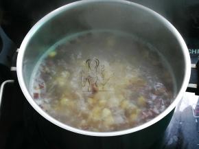 汤锅中加水1200ml，倒入炒过的香菇干贝和玉米，加入煮瘦肉和姜丝煮5分钟