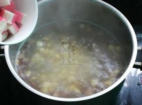 倒入蟹柳滚开