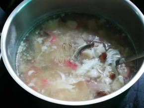 最后用淀粉加小半碗水调成水淀粉加入搅拌，加盐调味