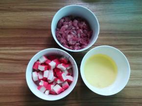 瘦肉切粒，蟹柳切粒，蛋清打好备用