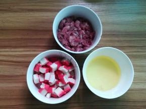 瘦肉切粒，蟹柳切粒，蛋清打好备用