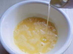 加入玉米油，使油和蛋液完全融合再一起，(色拉油也可以，但是一定要无味的)不建议使用黄油或橄榄油。