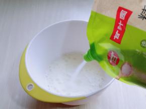 蛋白打发，往蛋白里加入柠檬汁(白醋也可以)电动打蛋器将蛋白高速打发至呈现鱼眼泡。 加入三分之糖，继续高速打发，蛋清泡消失，细腻时再加入三分之一的糖，继续打发。