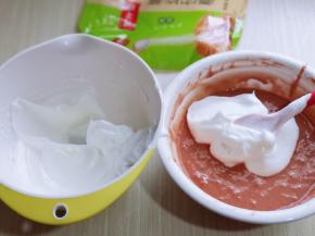 取三分之一的蛋白霜加入蛋黄糊中，翻拌手法直至看不到蛋白霜。再取三分之一的蛋白霜加入蛋黄糊中，继续上面的手法，翻拌直至看不到蛋白霜。