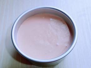 拌好的蛋糕糊，细腻光滑，饱满，倒入蛋糕模具中。