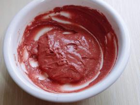 用手动打蛋器拌均匀，看不到面粉为止，拌的时候使用手动打蛋器呈Z字形状来回搅动，不要转圈搅拌，以免起筋。这样蛋黄糊就做好了，放在旁边备用。(面糊提起打蛋器轻松顺滑的滴落下去，且无干粉。)