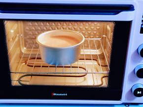 入烤箱中层，145度烤50分钟！（时间及温度仅供参考）



1