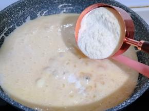 加入奶粉，快速搅拌均匀。(奶粉没有什么特殊要求，我用的是儿童奶粉)