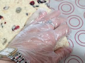 取戴上食品手套，可以用手揉揉，至均匀后再整形。