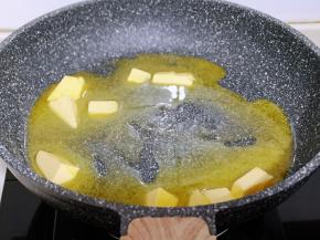 准备食材并称重。(所有食材可以增减)首先准备一口不粘锅，打开煤气《小火》放入黄油，小火至黄油融化为液体。
