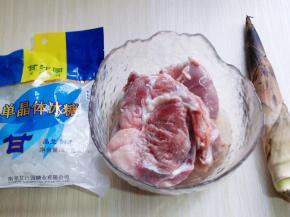 准备食材。(我用的是偏瘦肉，因为家里没人爱吃五花肉，所以每次都买精一点肉，可以根据个人喜欢选肉)