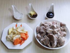 笋，胡萝卜去皮，切菱形块，准备好调味料及香料。