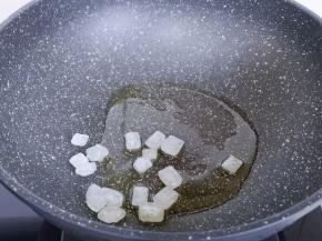 起油锅，加入冰糖，全程小火将冰箱炒至融化。，冰糖具有润喉去燥、生津止渴的作用，还具有清心泻火、清热除烦，食用后可以使人感觉清爽舒适。