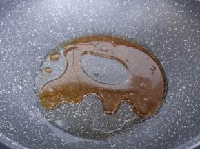 一定全程小火，糖融化后，炒至咖啡色。(注意火候，糖不要熬过，熬过会发苦)