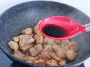 再加入生抽，翻炒均匀。