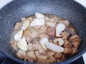 加入切好的笋，再炖20分钟。