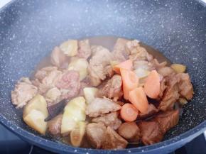 20分钟后，肉好了，笋也熟了，加入切好的胡萝卜。