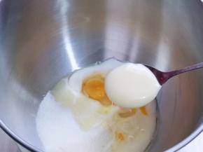 加入炼乳。(没有炼乳放蜂蜜也可以)