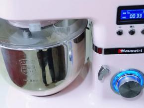 启动1档，揉面10分钟。 