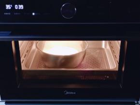 放入蒸烤箱，恒温发酵约40分钟。(室温发酵也可以，盖上盖子发酵至原来的两倍大。温度在25-28度间进行发酵，一定要保持面团的湿度！）