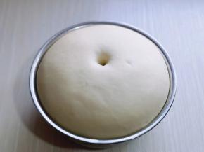 发酵好的面团，用手指摁一下，不反弹，不回缩即可。