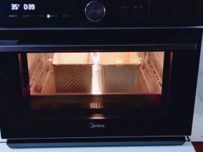 再次放入蒸烤箱进行二次发酵，时间为50分钟。