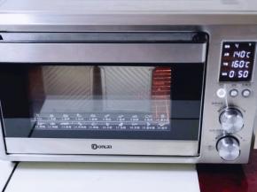 入烤箱下层，上下管140度下管160度烤55分钟，注意观察上色情况，上色立即＋盖一张锡纸！（具体温度及时间根据自家烤箱性能另定）