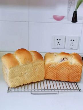 戴上隔热手套取出模具，出炉啦！