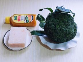 准备食材，我选用的鳞虾肉，正好冰箱里有，用其它虾也可以。