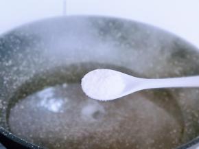 锅中加入纯净水，加入1g食用盐，这样会保持西蓝花的翠绿色。