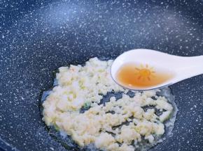 加入料酒，去腥。中火快速翻炒1分钟关火。