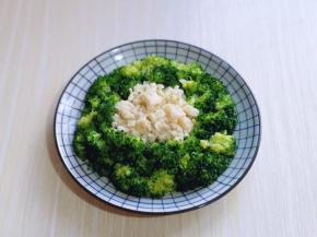 炒好的虾蓉盛出，放在盘子中间，如图。