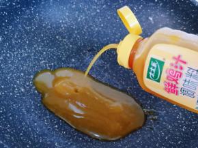 锅中挤入太太乐鲜鸡汁，鸡汁中含有调味剂，所以无需另调味。