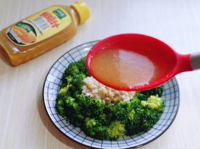 将鸡汁淋在西蓝花上，