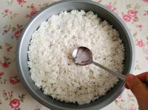 1.	大米饭一大碗，平铺在9寸披萨盘上，用勺子轻轻将其压实，为了不让大米饭粘到勺子上，可以把勺子沾一点清水，再压，