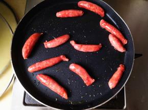 4.	平底锅里放入少许食用油，把宝宝肠放进去煎熟，注意火候，不要煎糊了，