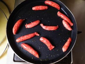 4.	平底锅里放入少许食用油，把宝宝肠放进去煎熟，注意火候，不要煎糊了，