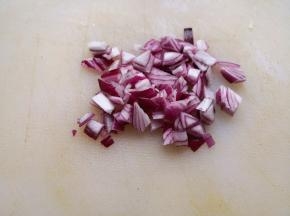 6.	再把洋葱清洗干净，切成小丁，