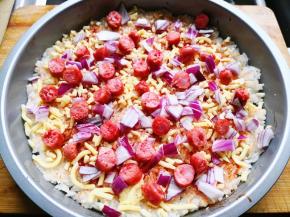 7.	把切好的洋葱撒在披萨上，再把宝宝肠丁也撒上去，撒的时候注意均匀点，