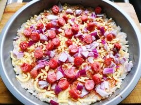 7.	把切好的洋葱撒在披萨上，再把宝宝肠丁也撒上去，撒的时候注意均匀点，