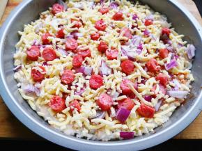 8.	再把剩下的马苏里拉芝士都均匀地撒上去，